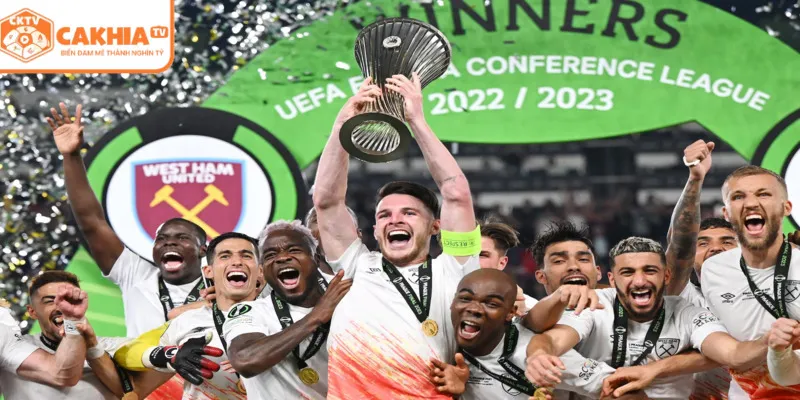 Các cầu thủ nâng cúp Conference League trong lễ trao giải