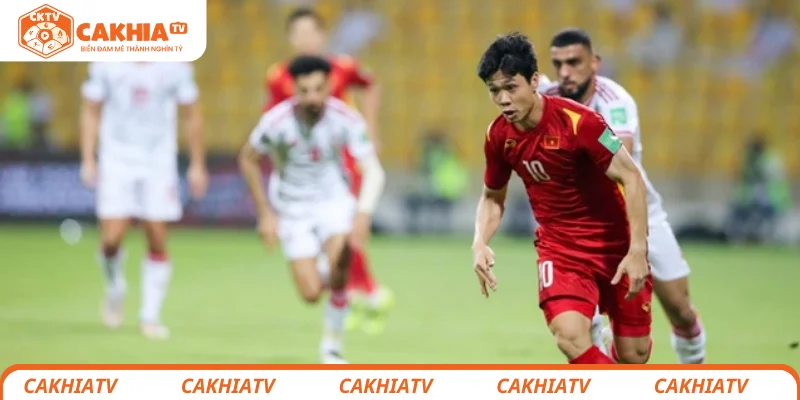 Tình huống áp dụng phép lợi thế bóng đá khi cầu thủ bị phạm lỗi nhưng trận đấu tiếp tục